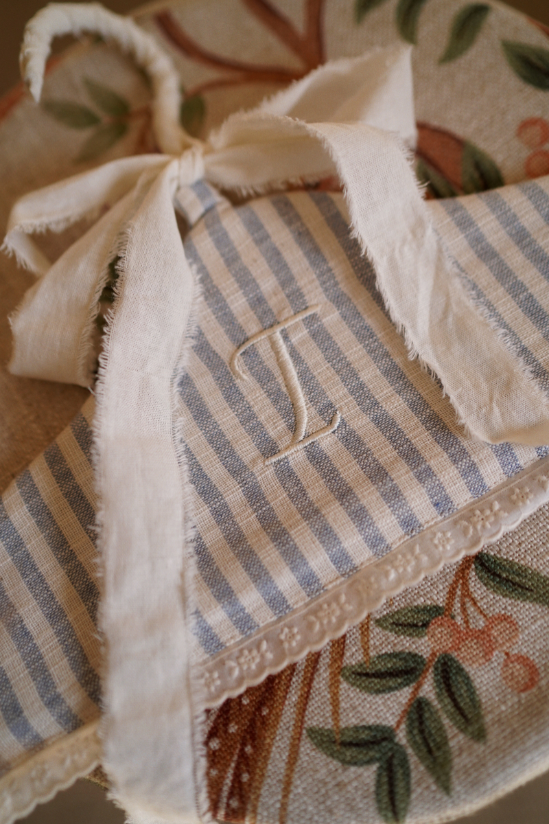 Percha Bautizo Rayas Bordada