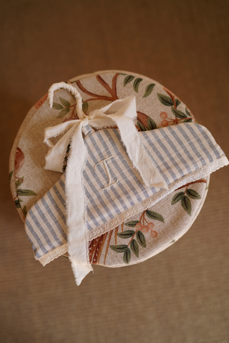 Percha Bautizo Rayas Bordada